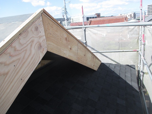 20250529-22　入母屋破風板金